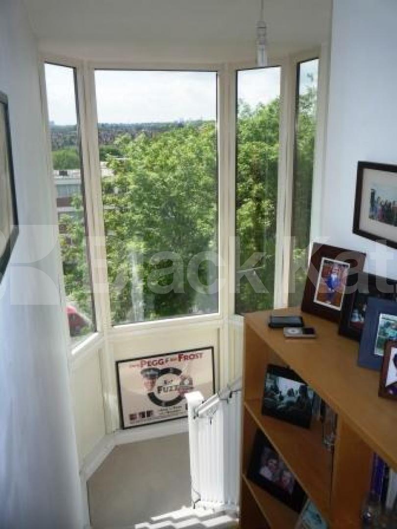 			2 Bedroom, 1 bath, 1 reception Penthouse			 Winkfield Road, WOOD GREEN
