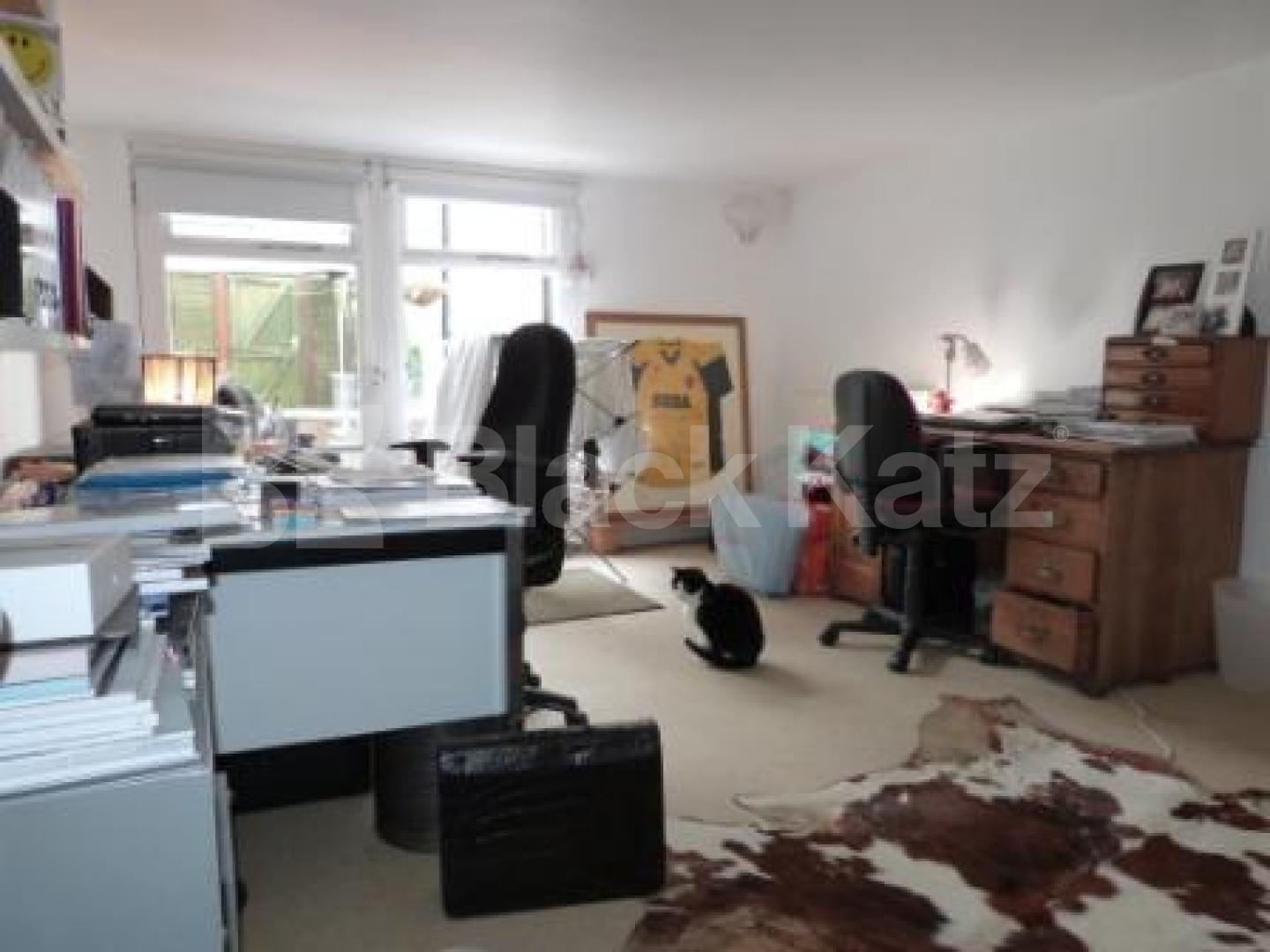 			MUST SEE, 3 Bedroom, 1 bath, 1 reception Flat			 Womersley Road, Crouch End