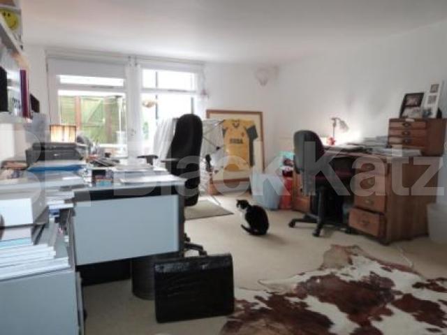 			MUST SEE, 3 Bedroom, 1 bath, 1 reception Flat			 Womersley Road, Crouch End