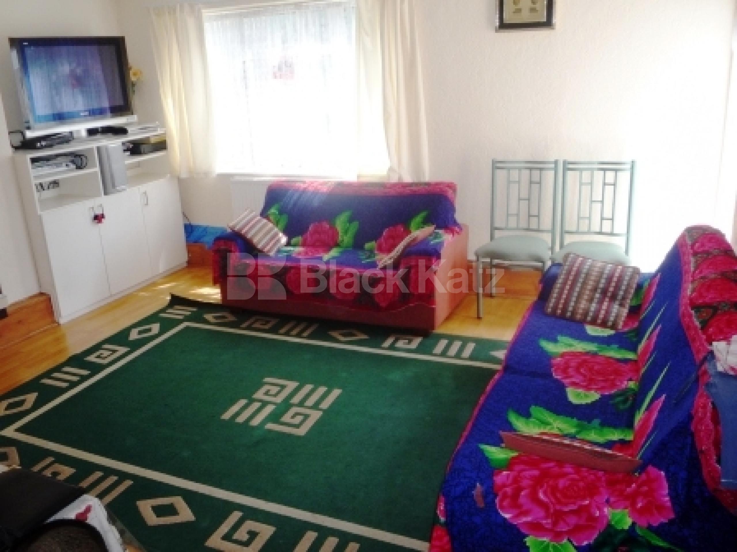 			LET!, 4 Bedroom, 1 bath, 1 reception Flat			 Kelland Close, Park Road, CROUCH END N8