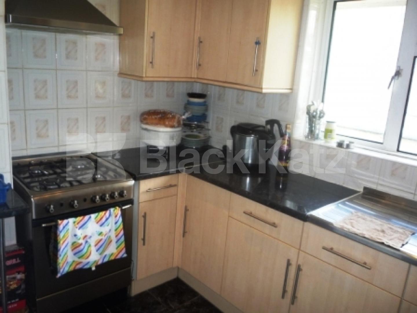 			LET!, 4 Bedroom, 1 bath, 1 reception Flat			 Kelland Close, Park Road, CROUCH END