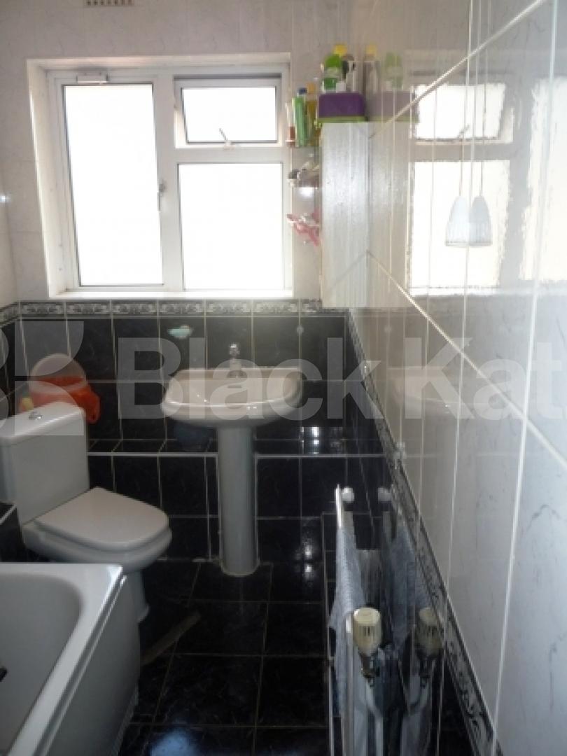 			LET!, 4 Bedroom, 1 bath, 1 reception Flat			 Kelland Close, Park Road, CROUCH END