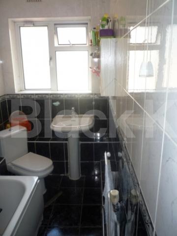 			LET!, 4 Bedroom, 1 bath, 1 reception Flat			 Kelland Close, Park Road, CROUCH END