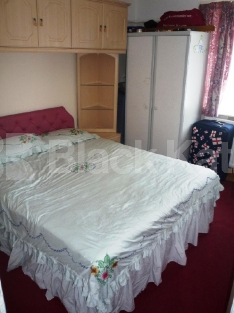 			LET!, 4 Bedroom, 1 bath, 1 reception Flat			 Kelland Close, Park Road, CROUCH END