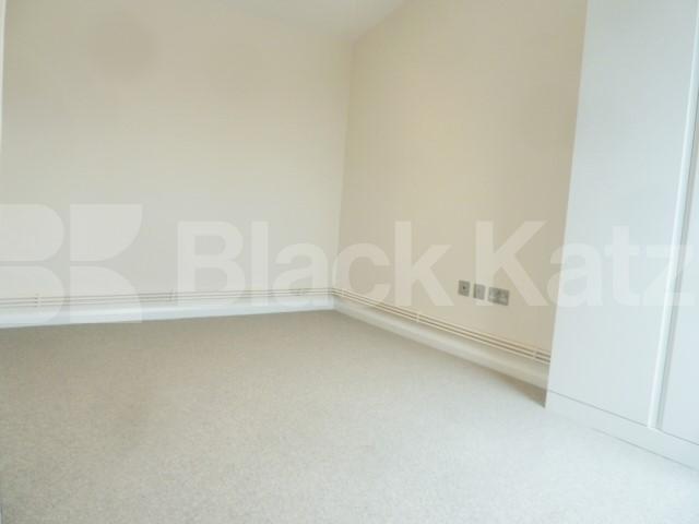 			SPACIOUS WAREHOUSE CONVERSION, 1 Bedroom, 1 bath, 1 reception Flat			 Dove Road, ISLINGTON/CANONBURY N1