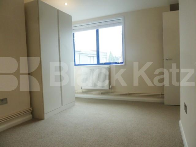 			SPACIOUS WAREHOUSE CONVERSION, 1 Bedroom, 1 bath, 1 reception Flat			 Dove Road, ISLINGTON/CANONBURY N1