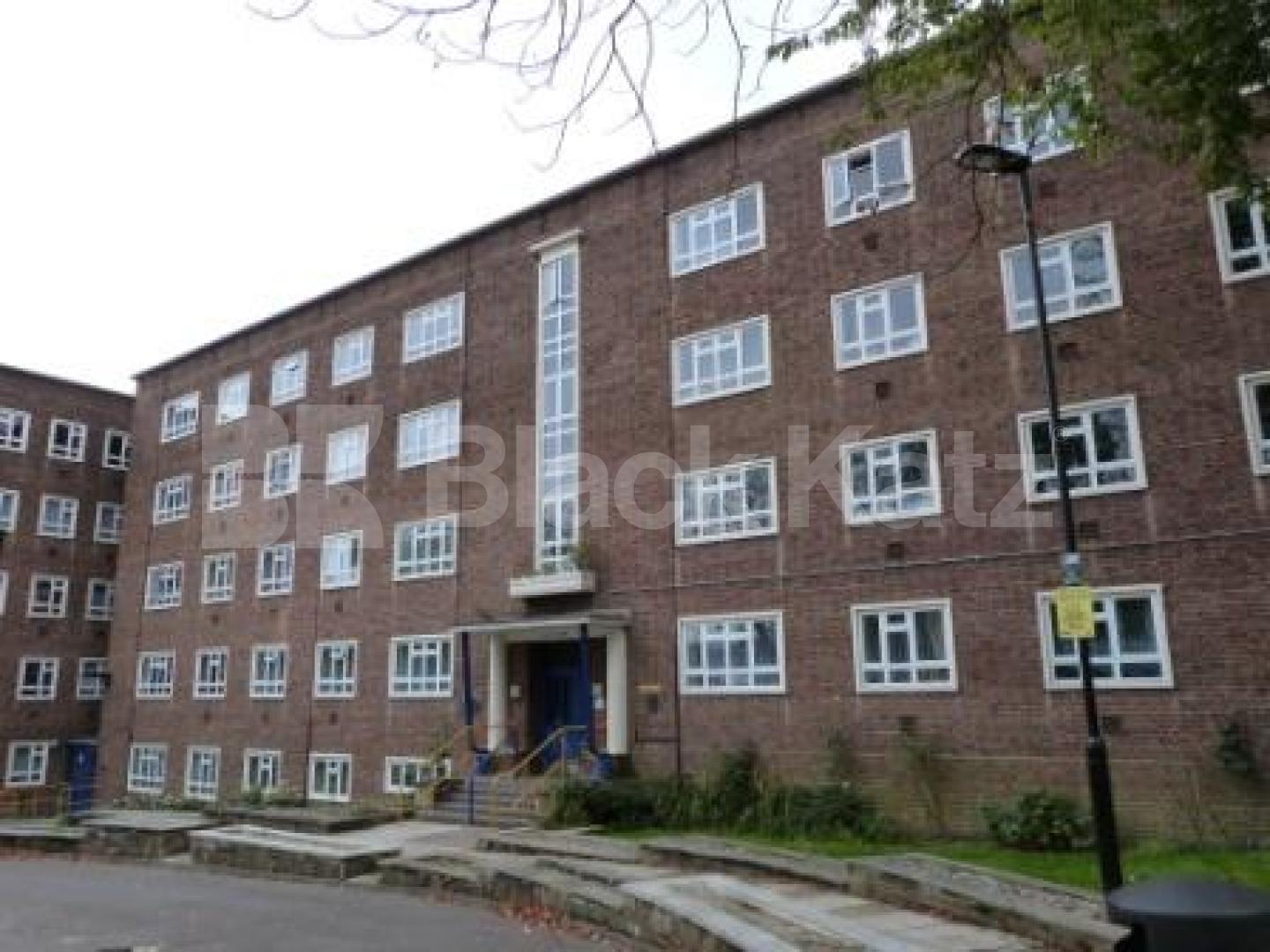 			5 Bedroom, 1 bath, 1 reception Flat			 Church Lane, CROUCH END N8