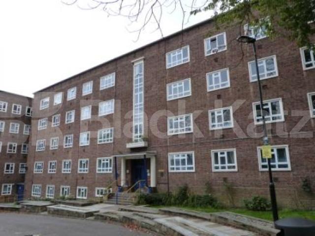 			5 Bedroom, 1 bath, 1 reception Flat			 Church Lane, CROUCH END N8