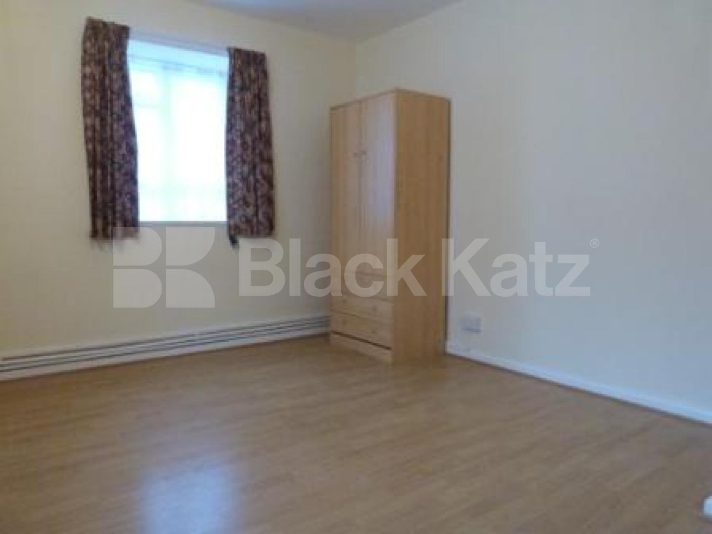 			5 Bedroom, 1 bath, 1 reception Flat			 Church Lane, CROUCH END N8