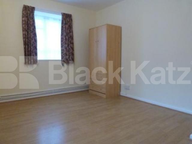 			5 Bedroom, 1 bath, 1 reception Flat			 Church Lane, CROUCH END N8