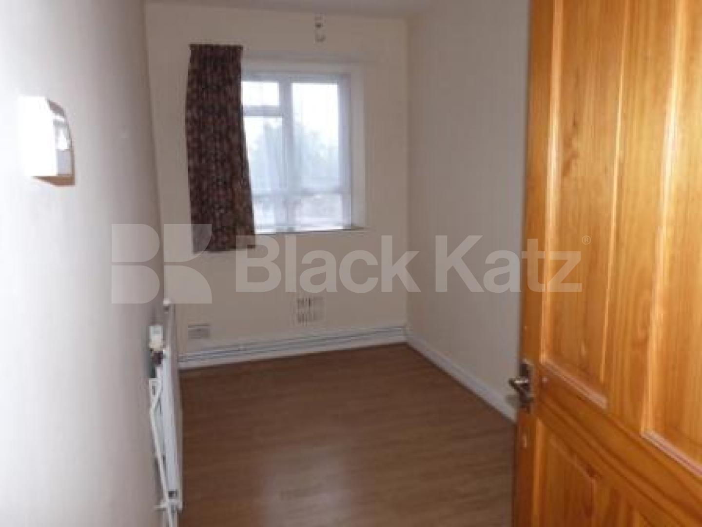 			5 Bedroom, 1 bath, 1 reception Flat			 Church Lane, CROUCH END N8