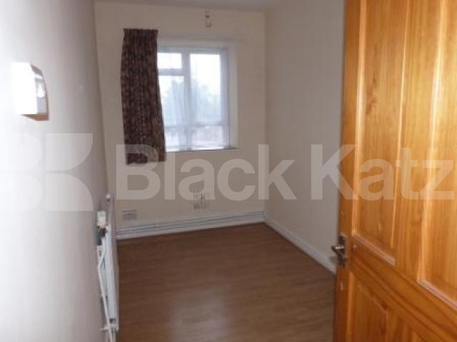 			5 Bedroom, 1 bath, 1 reception Flat			 Church Lane, CROUCH END N8