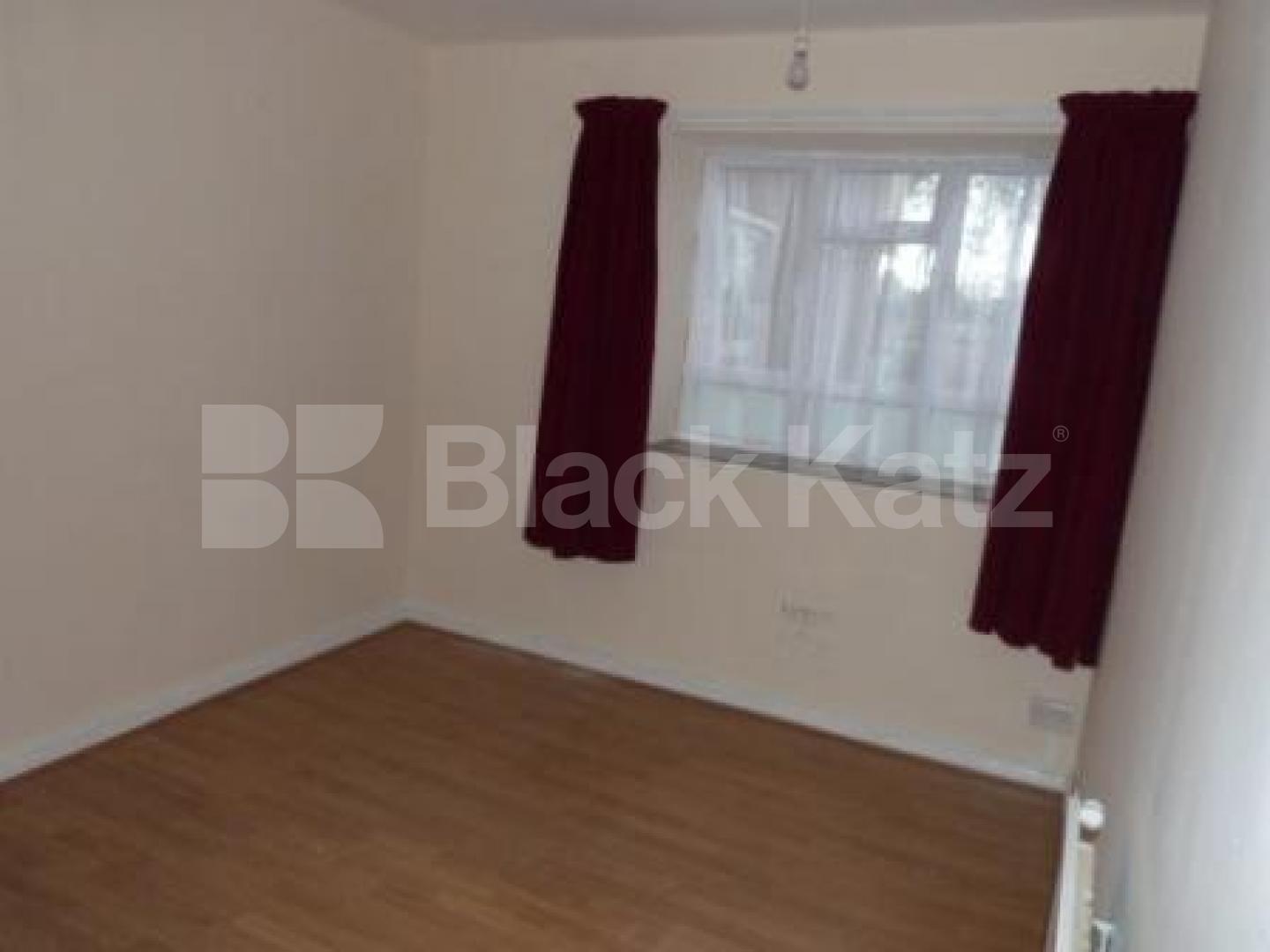 			5 Bedroom, 1 bath, 1 reception Flat			 Church Lane, CROUCH END N8