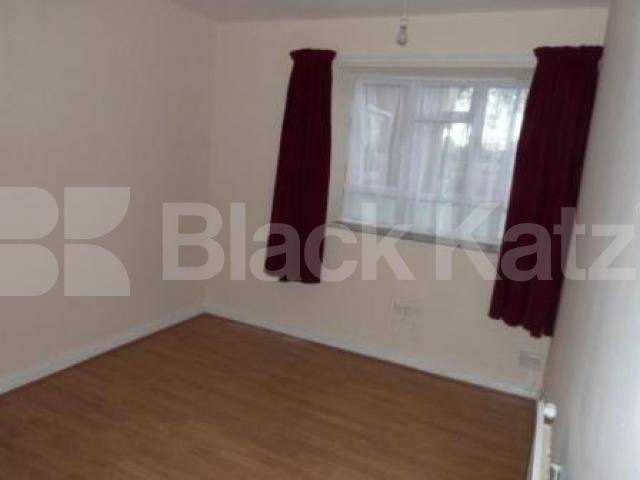 			5 Bedroom, 1 bath, 1 reception Flat			 Church Lane, CROUCH END N8