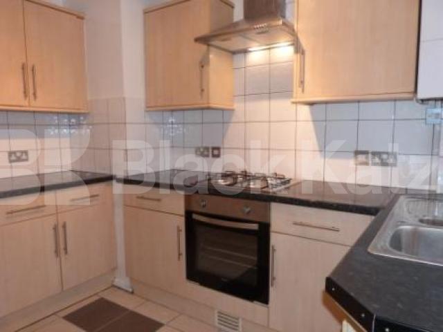 			5 Bedroom, 1 bath, 1 reception Flat			 Church Lane, CROUCH END N8