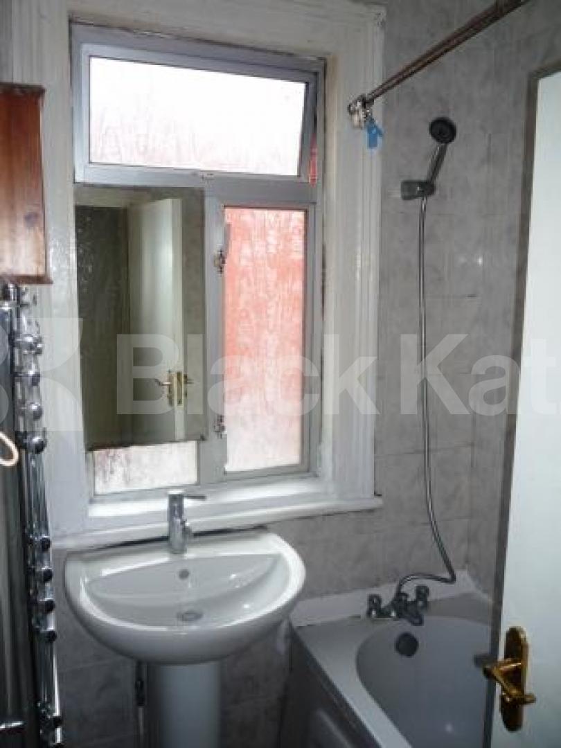 			GREAT HOUSE!, 5 Bedroom, 1 bath, 1 reception House			 Sydney Road, HARRINGAY LADDER