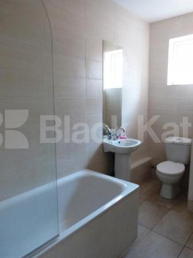 			1 MONTH DEPOSIT, 2 Bedroom, 1 bath, 1 reception Flat			 Middle Lane, Crouch End