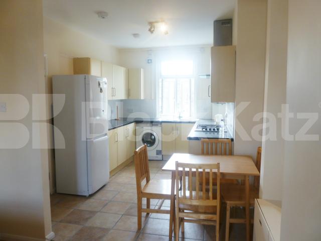 			TOP FLOOR OF A PERIOD CONVERSION, 3 Bedroom, 1 bath, 1 reception Flat			 Annette Road, HOLLOWAY