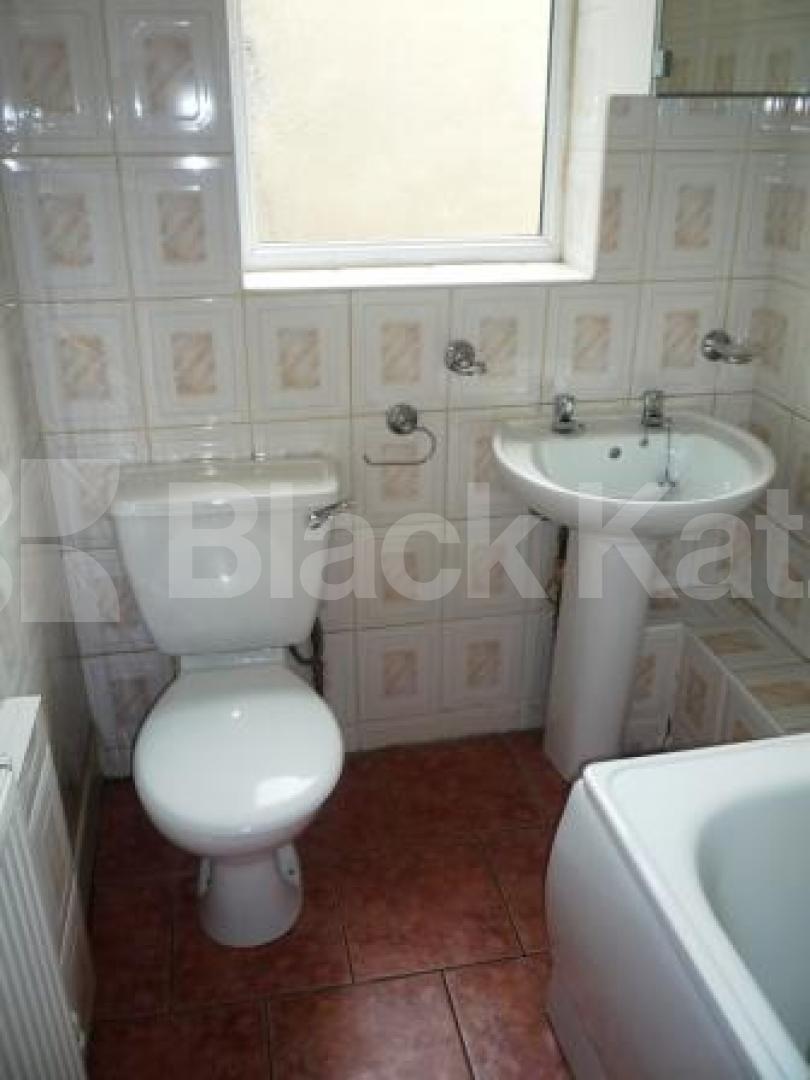 			2 Bedroom, 1 bath, 1 reception Flat			 Highworth Road, BOUNDS GREEN