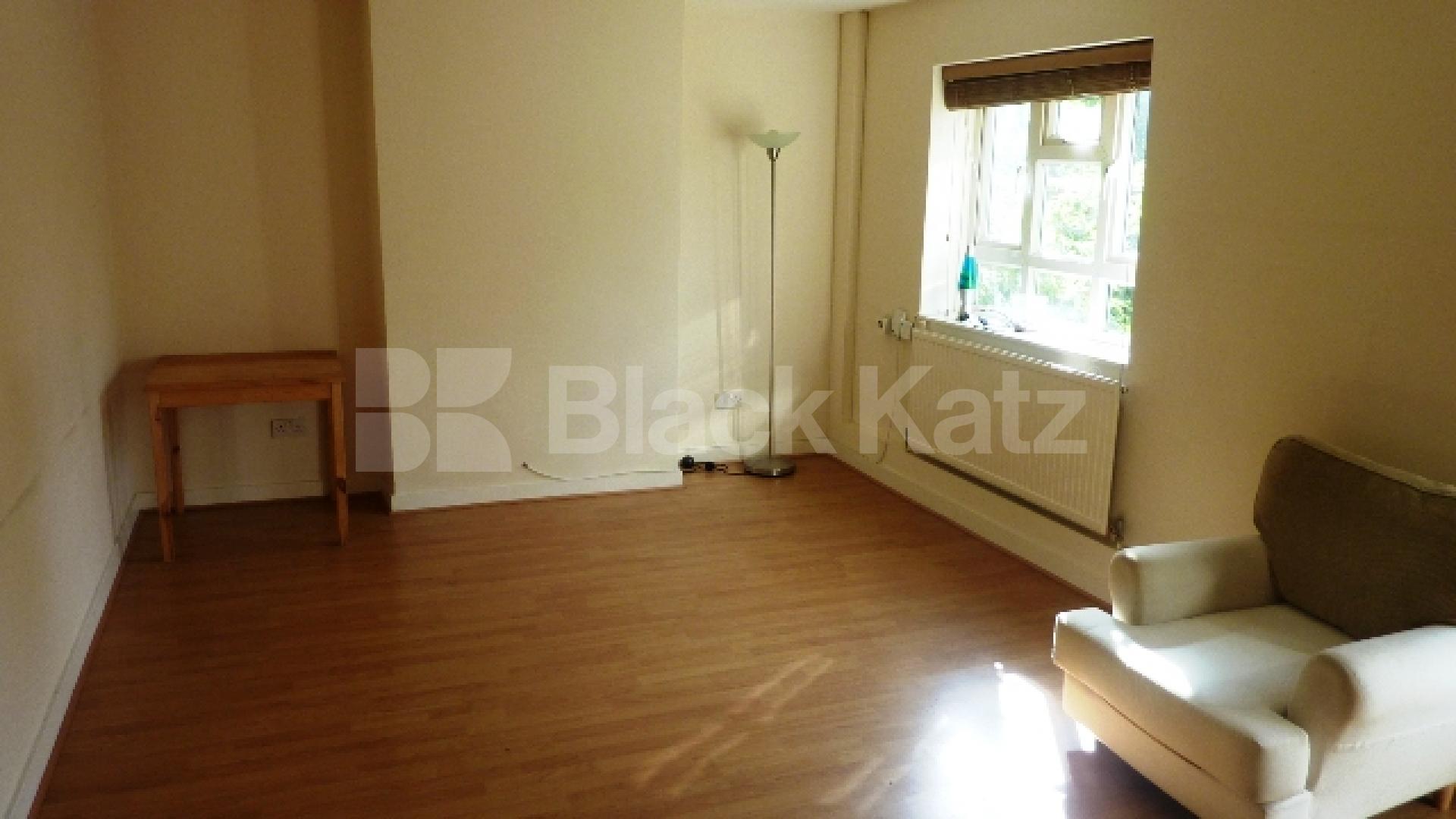 			MODERN 3/4 BED IN CAMDEN!, 4 Bedroom, 1 bath, 1 reception Flat			 Castlehaven Road, CAMDEN