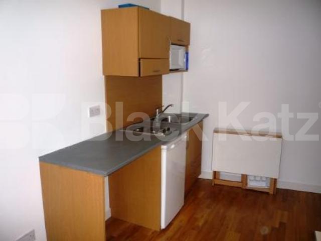 			LET!, Studio Apartment, 1 bath, 1 reception Studio			 Muswell Hill, MUSWELL HILL