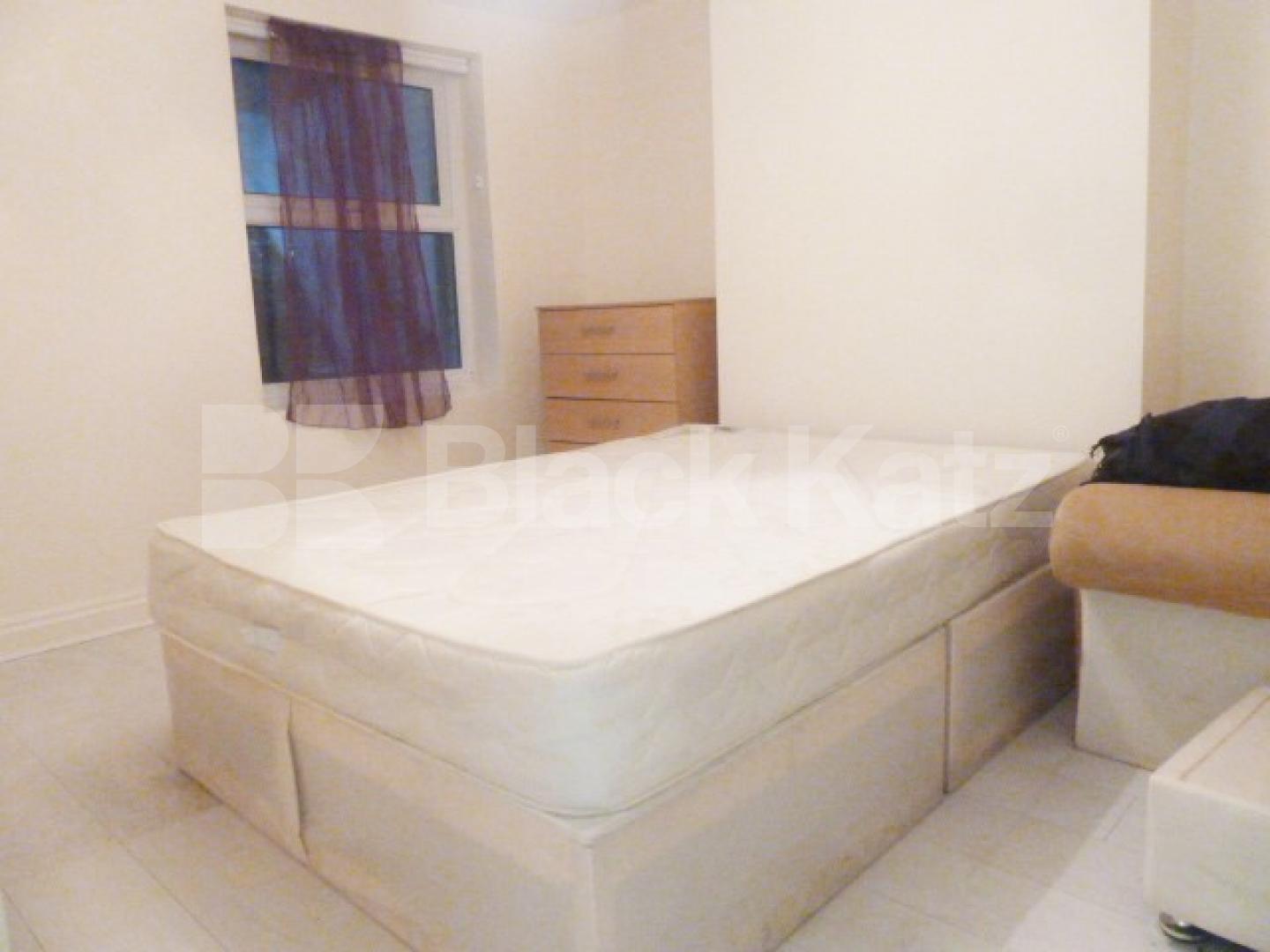 			NEW INSTRUCTION!, 3 Bedroom, 1 bath, 1 reception Flat			 Newington Green Road, NEWINGTON GREEN/CANONBURY