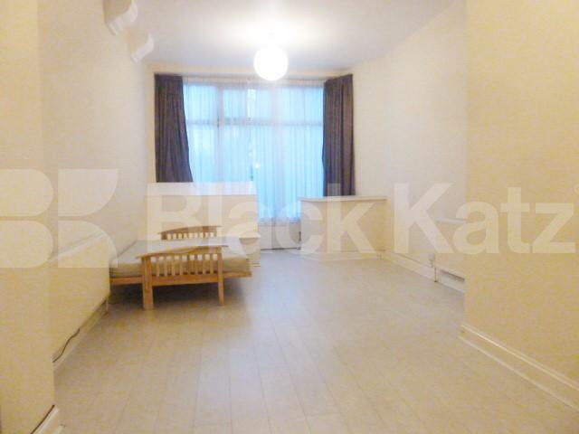 			NEW INSTRUCTION!, 3 Bedroom, 1 bath, 1 reception Flat			 Newington Green Road, NEWINGTON GREEN/CANONBURY