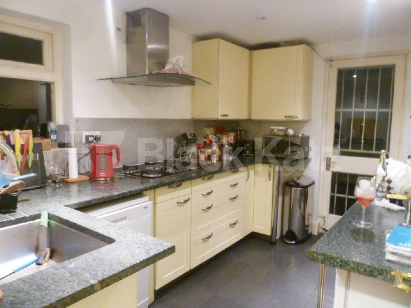 			NEW INSTRUCTION!!!, 3 Bedroom, 1 bath, 1 reception Flat			 Florence Road, FINSBURY PARK 