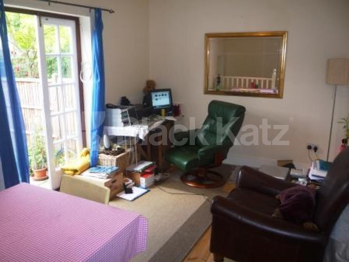 			3 Bedroom, 1 bath, 1 reception Flat			 Trinity Road, EAST FINCHLEY