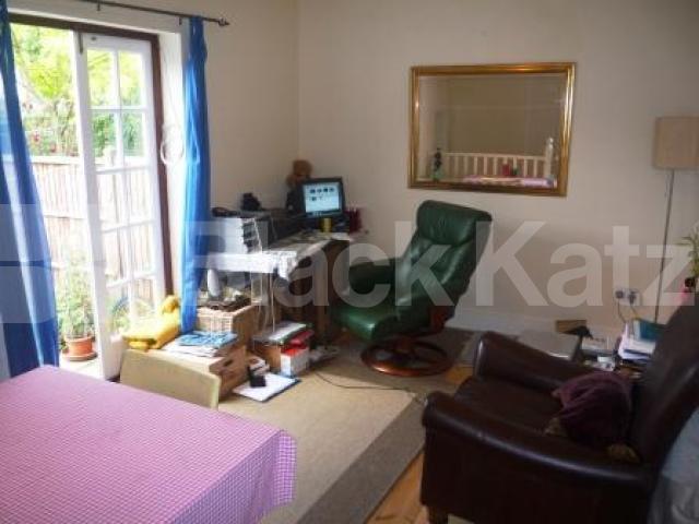 			3 Bedroom, 1 bath, 1 reception Flat			 Trinity Road, EAST FINCHLEY