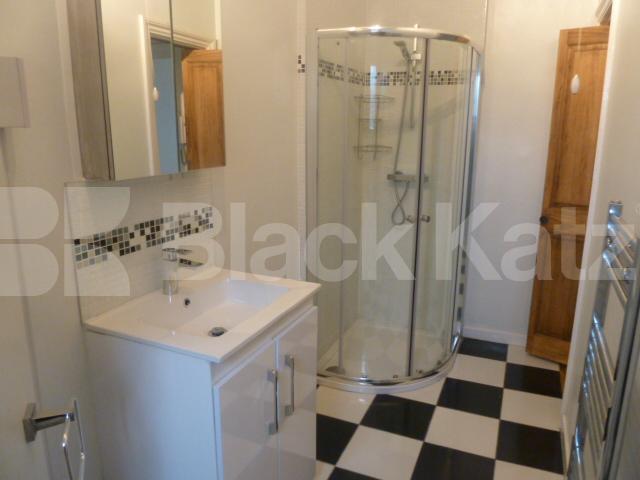 			STUNNING SPLIT LEVEL 2 BEDROOM APARTMENT , 2 Bedroom, 1 bath, 1 reception Flat			 Tollington Road, HOLLOWAY-FINSBURY PARK-ISLINGTON