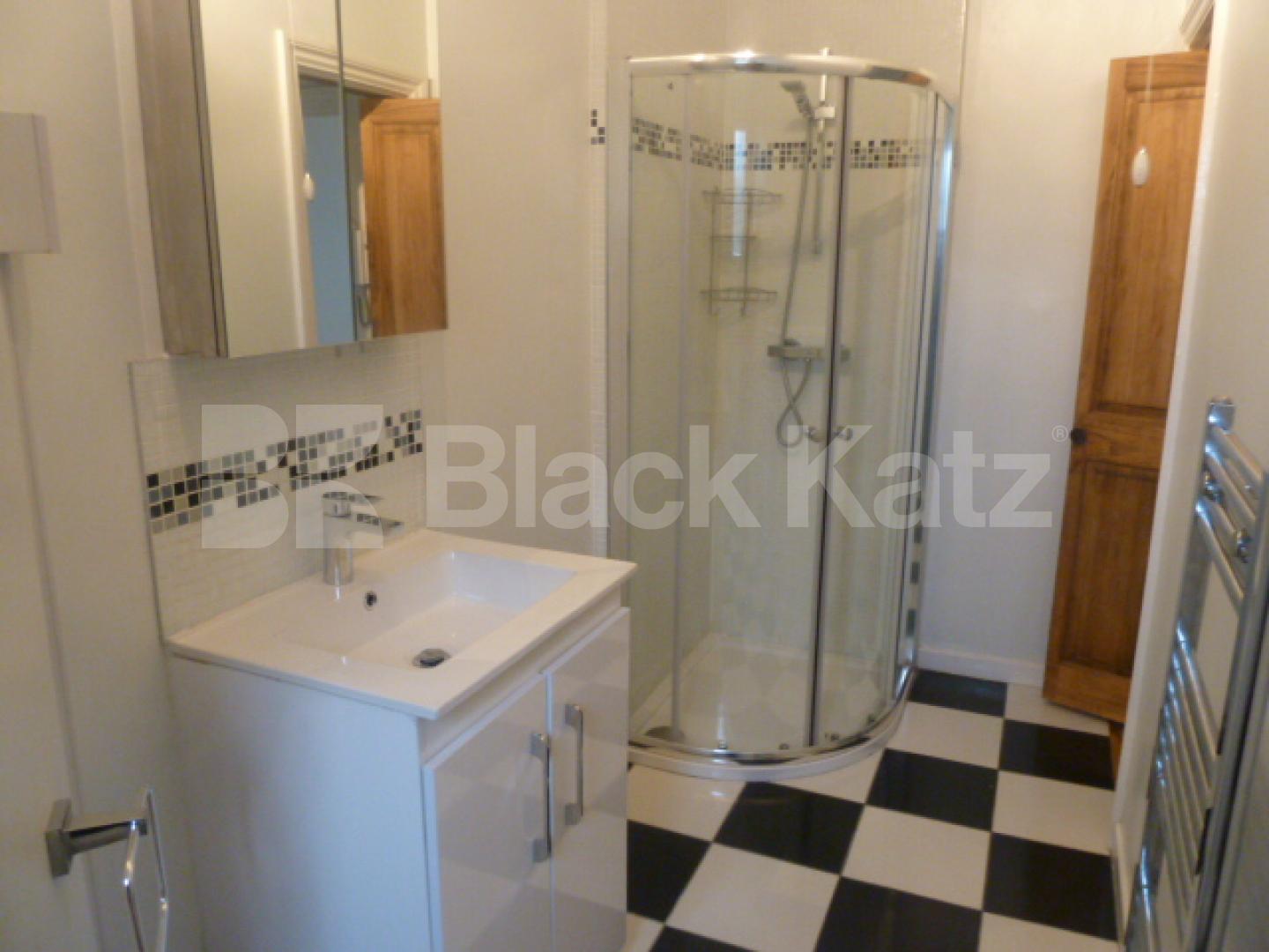 			STUNNING SPLIT LEVEL 2 BEDROOM APARTMENT , 2 Bedroom, 1 bath, 1 reception Flat			 Tollington Road, HOLLOWAY-FINSBURY PARK-ISLINGTON