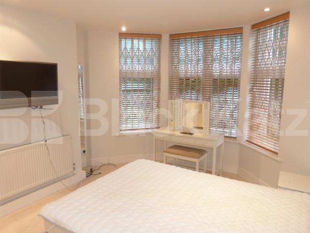 two double bedrooms, period features, high ceilings, wood floors & mins to Heath Heath Drive, Hampstead