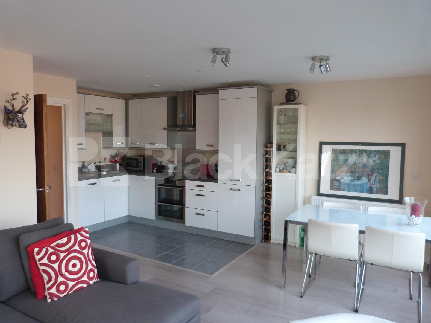 			Inc of Heating & Hot Water !, 2 Bedroom, 1 bath, 1 reception Apartment			 Park Road, N8, Crouch End