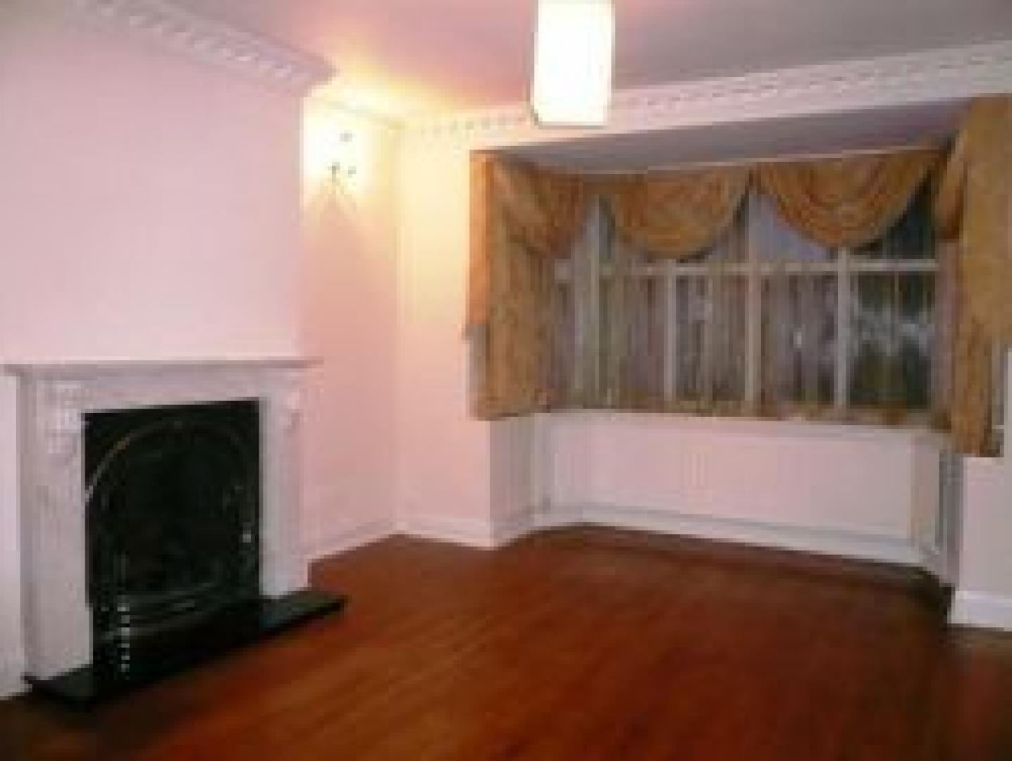 			4 Bedroom, 1 bath, 1 reception Flat			 Edge Hill Avenue, FINCHLEY