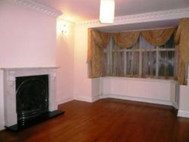 			4 Bedroom, 1 bath, 1 reception Flat			 Edge Hill Avenue, FINCHLEY
