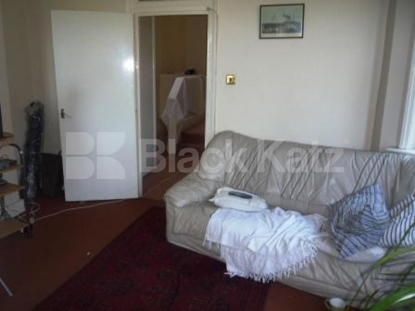 			LET!, 3 Bedroom, 1 bath, 1 reception Flat			 Archway Road, LONDON