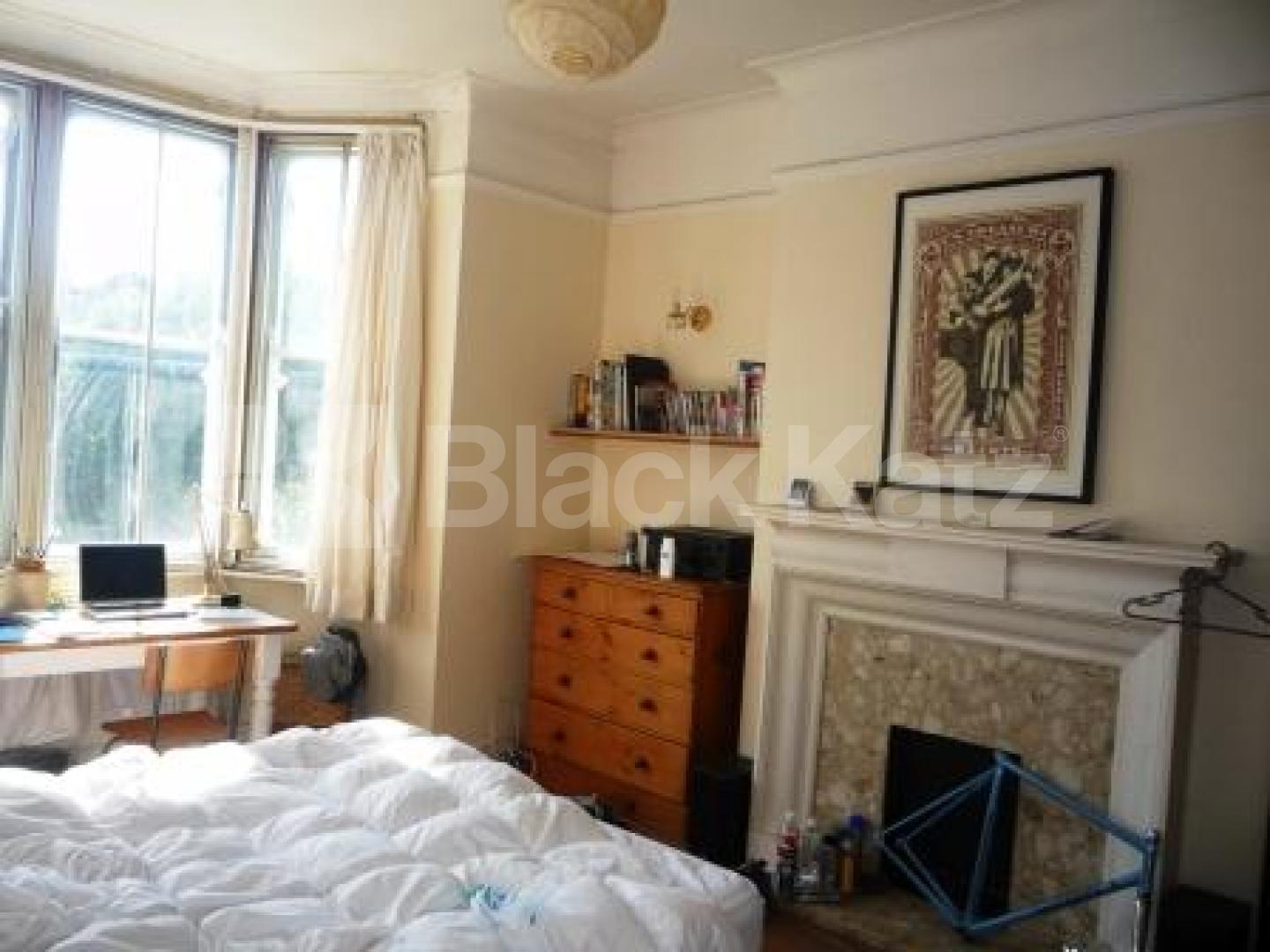 			LET!, 3 Bedroom, 1 bath, 1 reception Flat			 Archway Road, LONDON