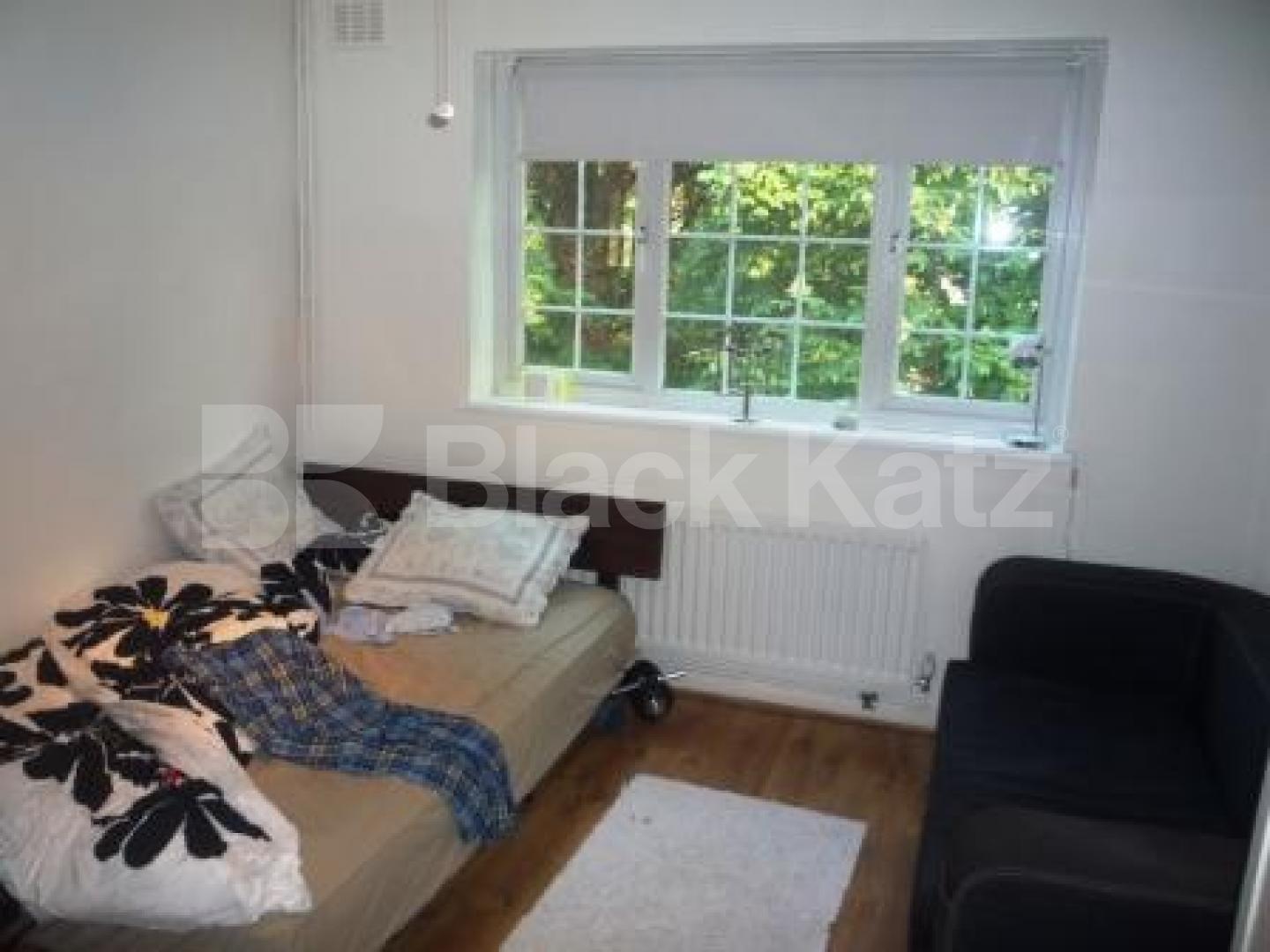 			2 Bedroom, 1 bath, 1 reception Mews House			 St. Michaels Close, North Finchley