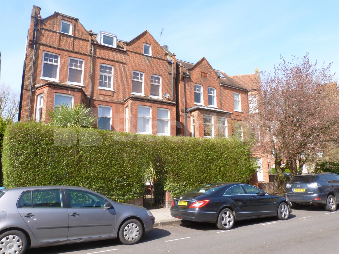 			Fantastic Property !, 2 Bedroom, 1 bath, 1 reception Apartment			 Greencroft Gardens, South Hampstead