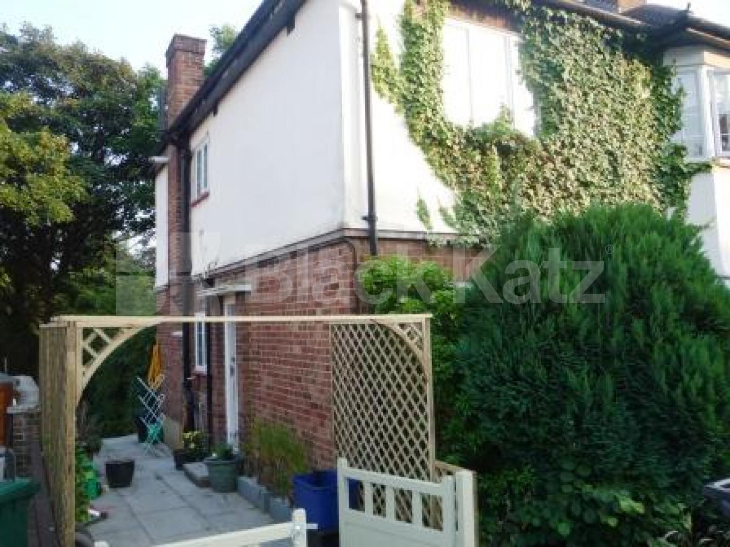 			2 Bedroom, 1 bath, 1 reception Mews House			 St. Michaels Close, North Finchley