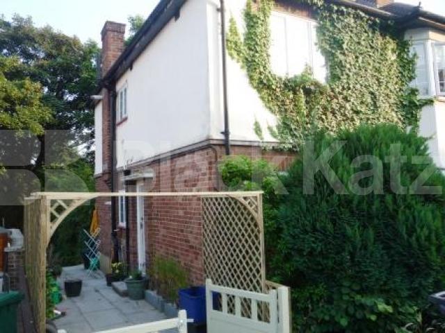 			2 Bedroom, 1 bath, 1 reception Mews House			 St. Michaels Close, North Finchley