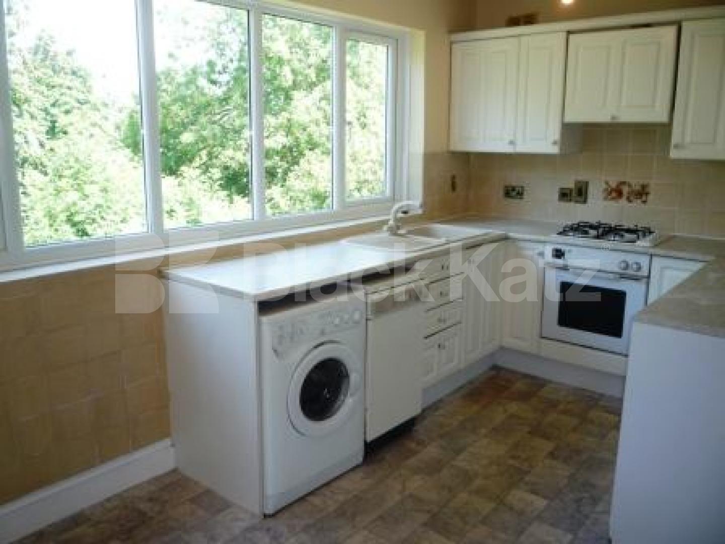 			3 Bedroom, 1 bath, 1 reception Flat			 Kings Avenue, Muswel Hill