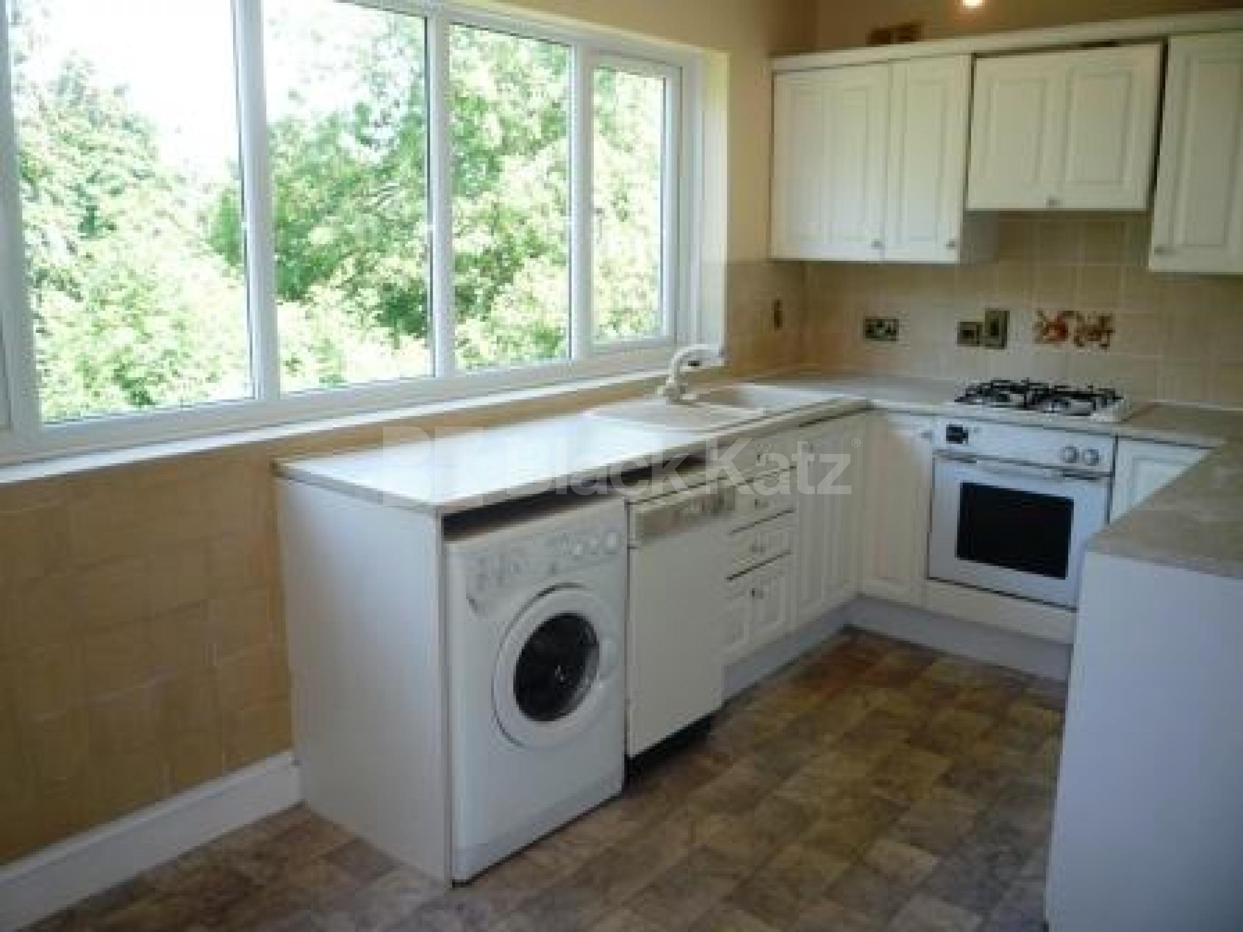 			3 Bedroom, 1 bath, 1 reception Flat			 Kings Avenue, Muswel Hill N10
