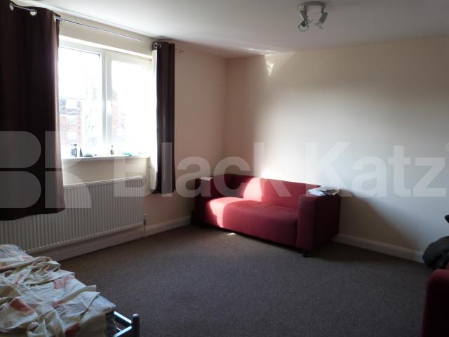 			Great Value!, 3 Bedroom, 1 bath, 1 reception Flat			 High Road, East Finchley