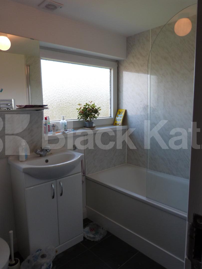 			Great Value!, 3 Bedroom, 1 bath, 1 reception Flat			 High Road, East Finchley