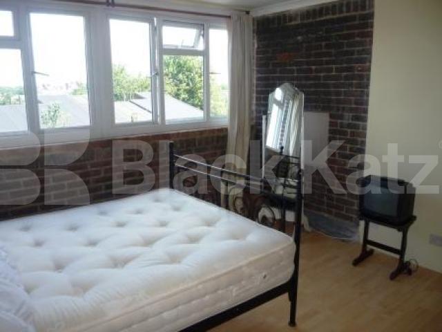 			4 Bedroom, 1 bath, 1 reception House			 Minster Walk, CROUCH END