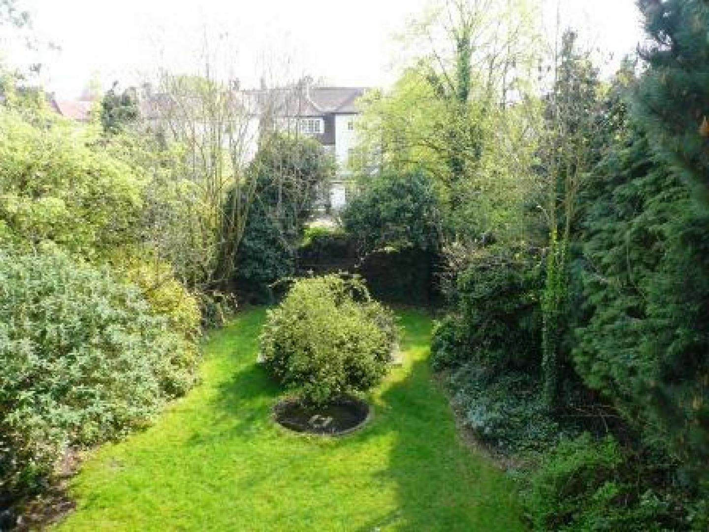 			2 Bedroom, 1 bath, 1 reception Flat			 Corringham Road, GOLDERS GREEN