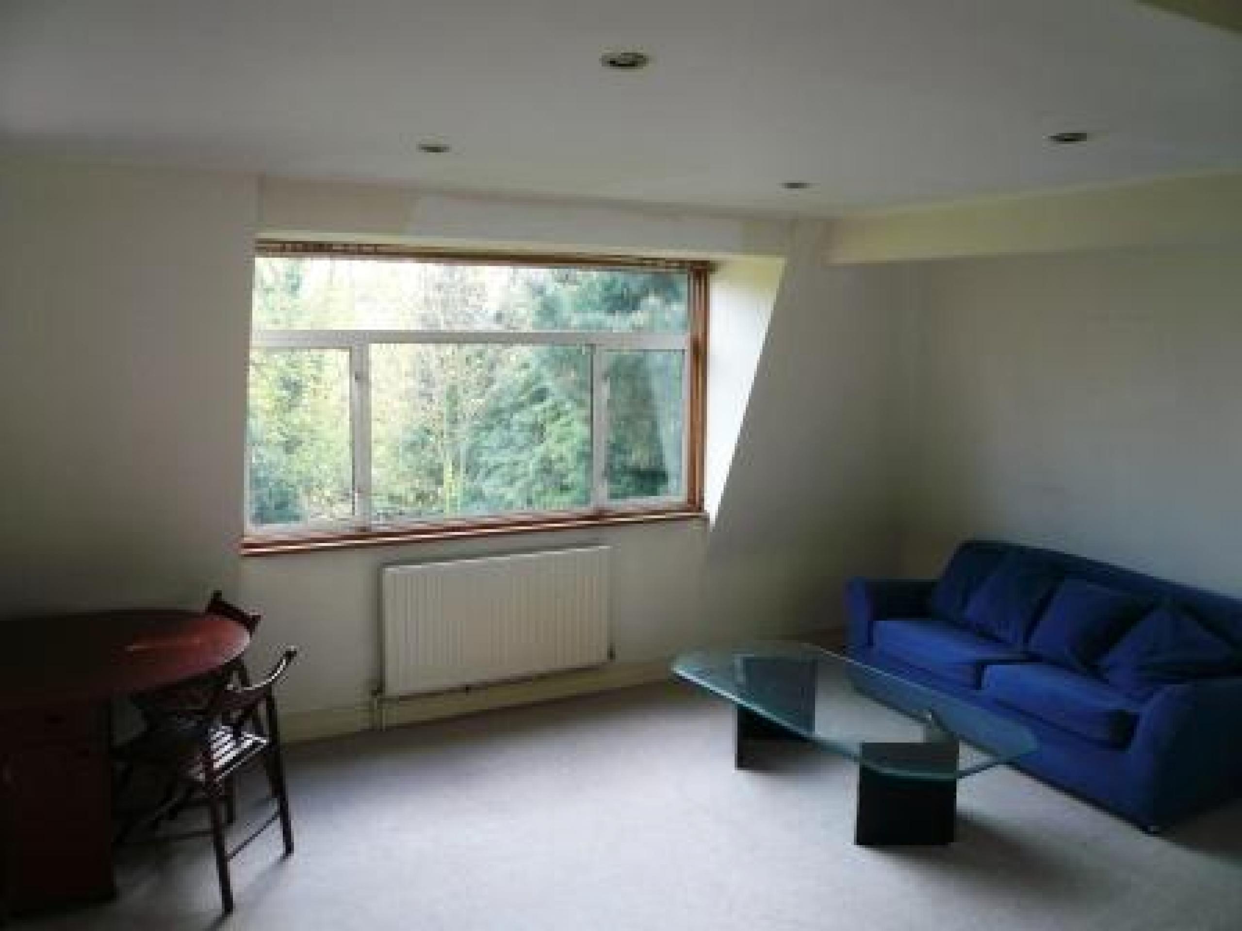 			2 Bedroom, 1 bath, 1 reception Flat			 Corringham Road, GOLDERS GREEN NW11