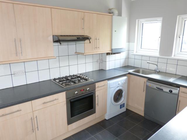 			3 Bedroom, 1 bath, 1 reception Flat			 North End Road, GOLDERS GREEN/HAMPSTEAD HEATH